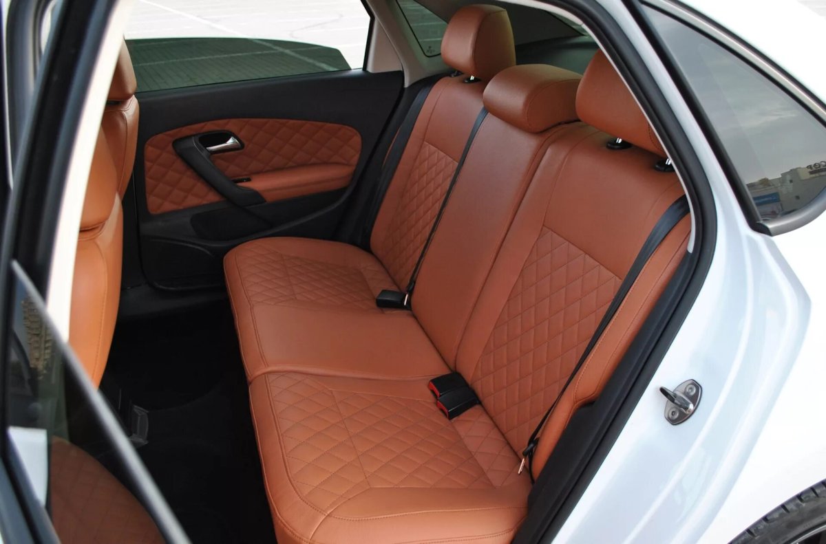 Коричневый салон поло седан