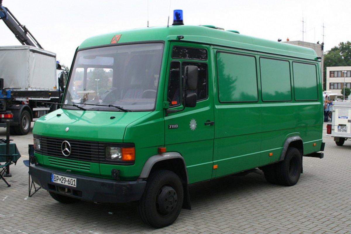 Мерседес 609