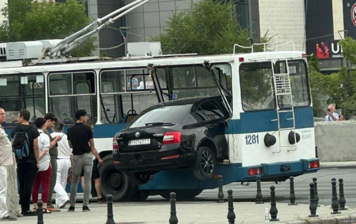 Шкода влетела в троллейбус