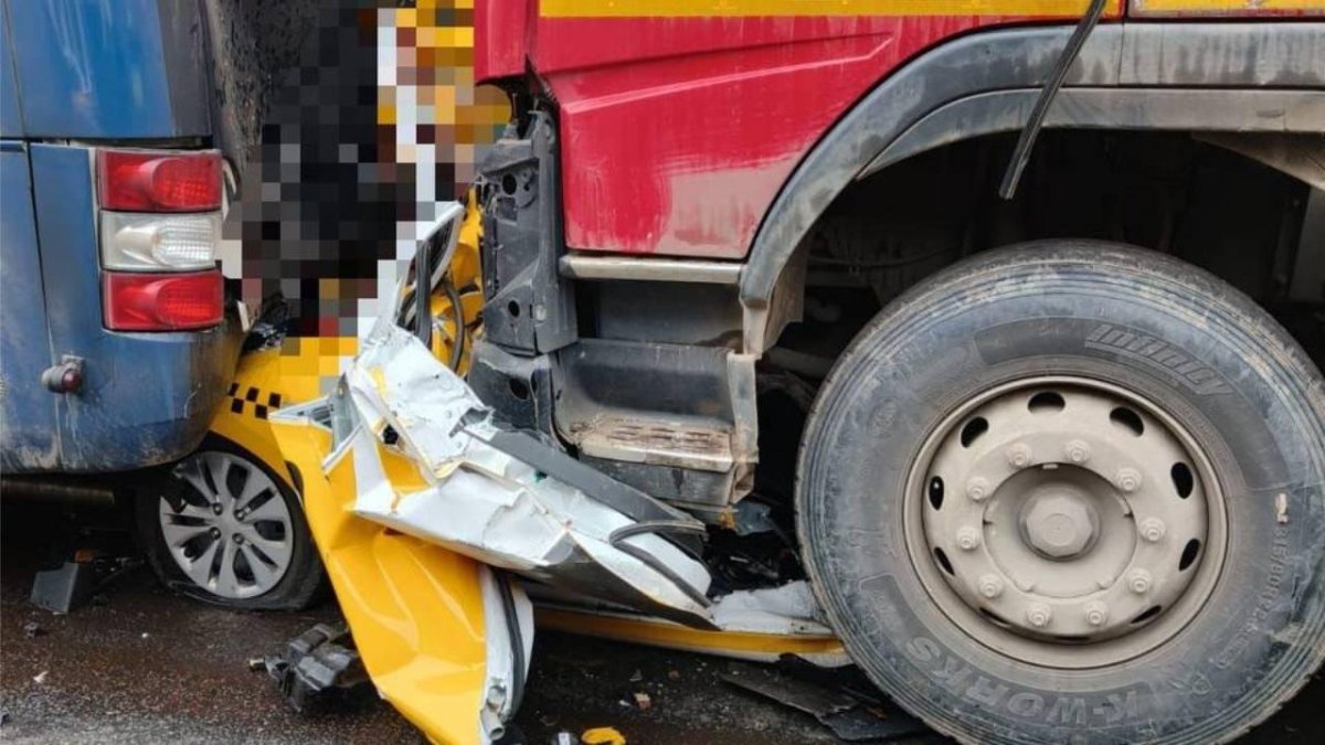 Самосвал смял легковушку