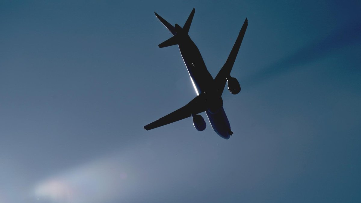 Силуэт самолета