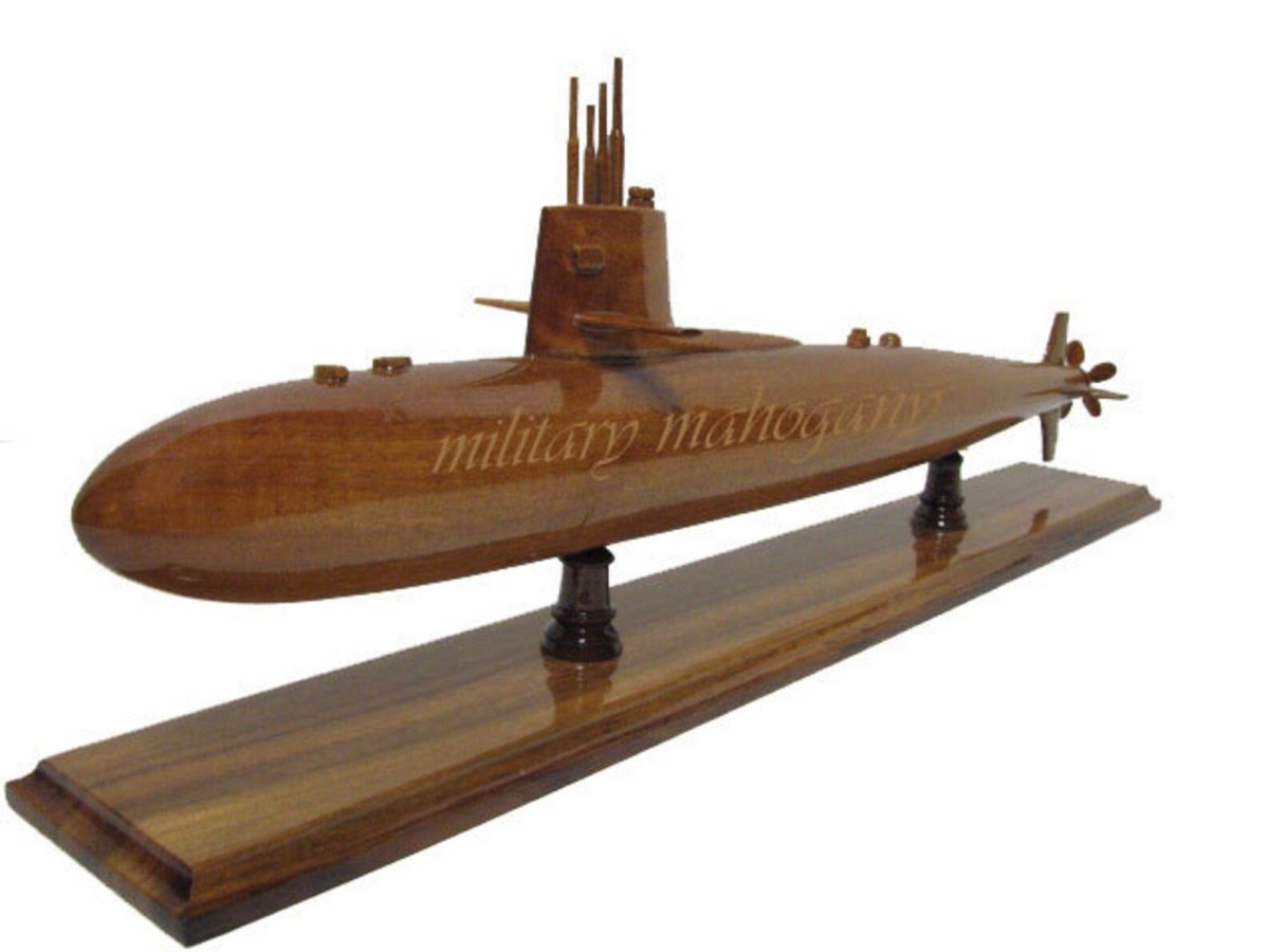Подводная лодка из дерева модель