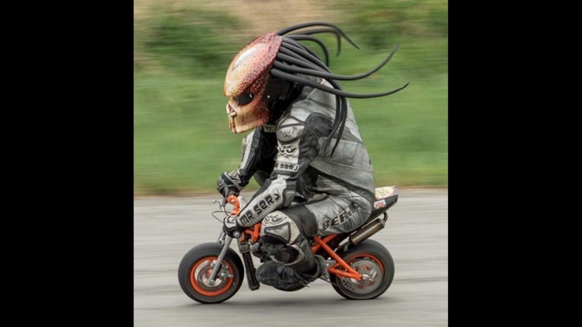 Человек на мопеде