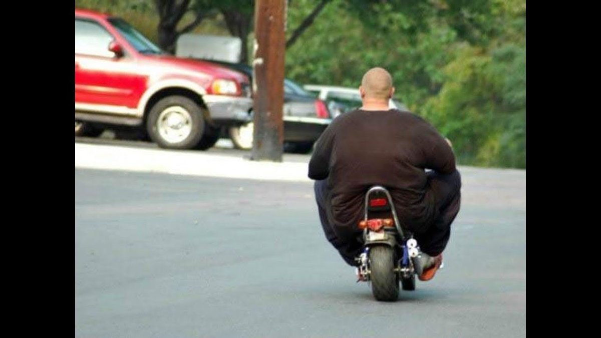 Толстые на скутере