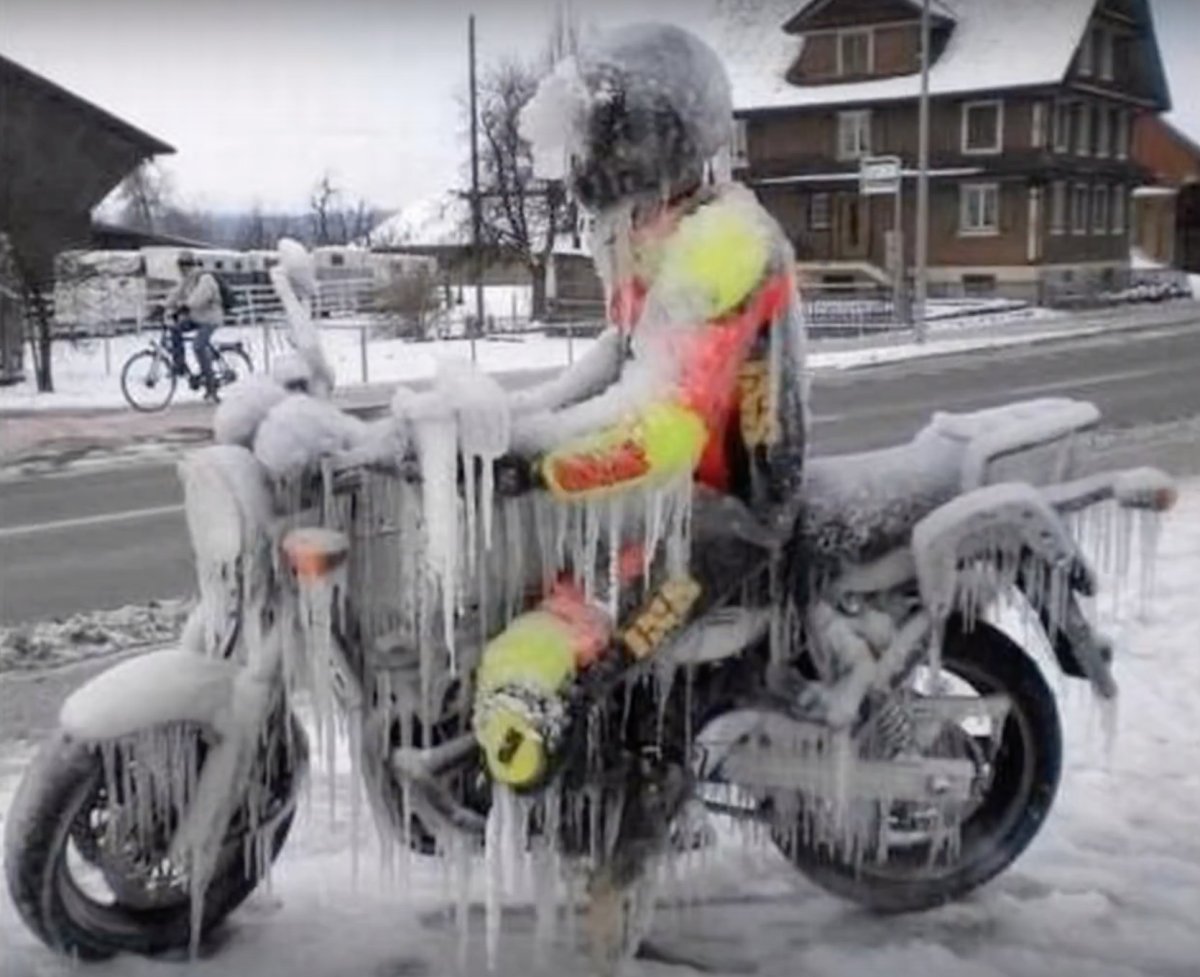 Мотоциклист зимой прикол