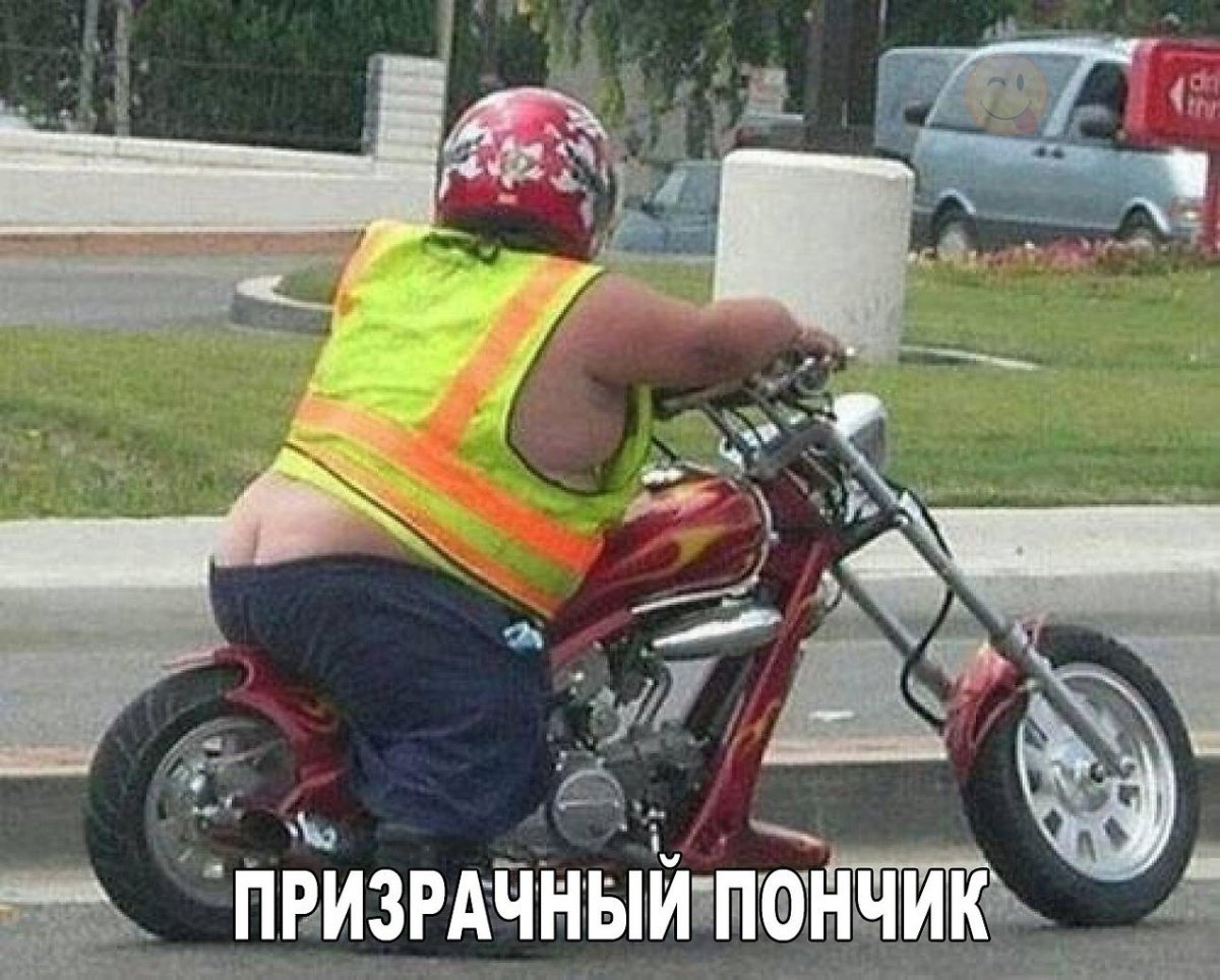 Толстый байкер на мотоцикле