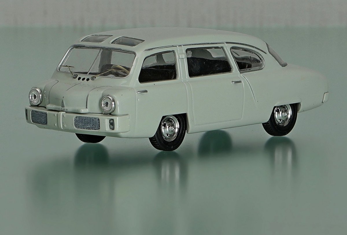 Легковой автомобиль вагонного типа нами-013