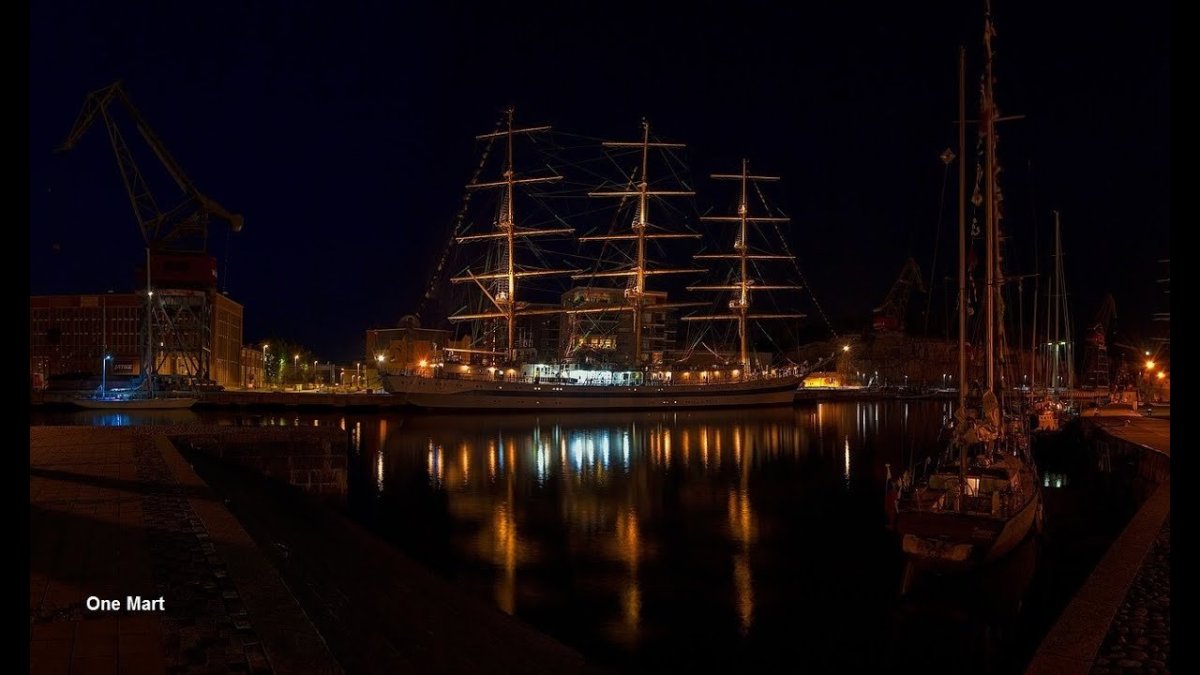 Парусный корабль ночью