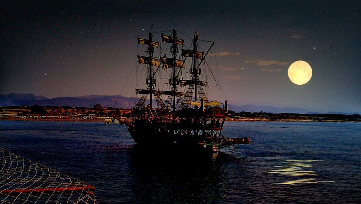 Корабль в море ночью