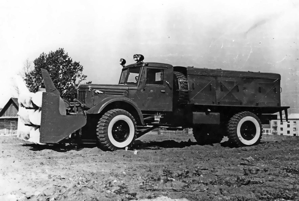 РС-363 — шнекороторный снегоочиститель.