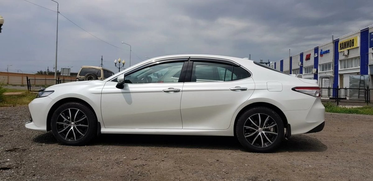 Тойота Камри 70 белый перламутр