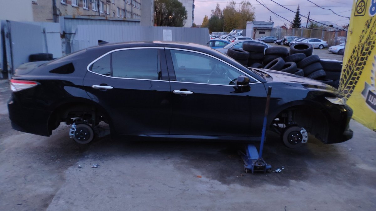 Камри черная сгоревшая на эвакуаторе