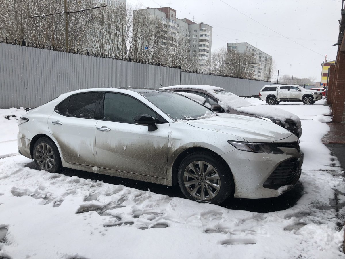Белая Камри 70 грязная