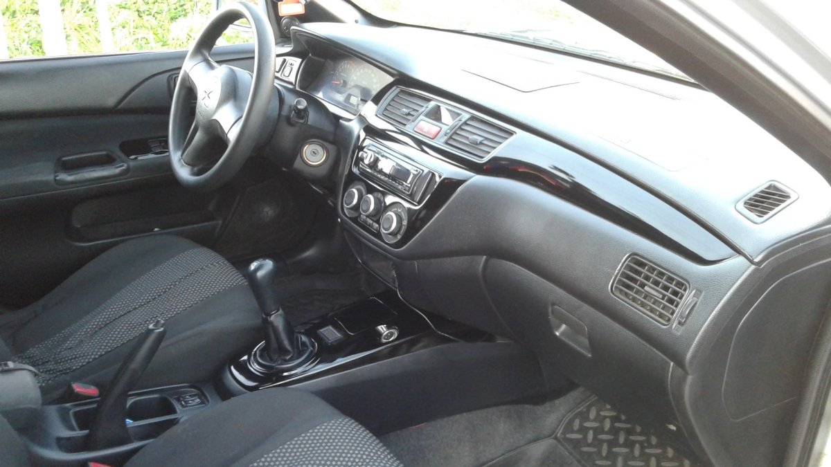 Лансер 9 черный салон