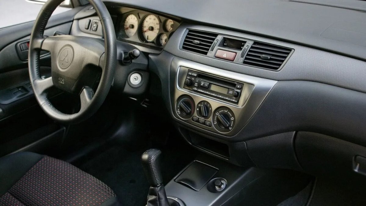 Mitsubishi Lancer 9 Interior