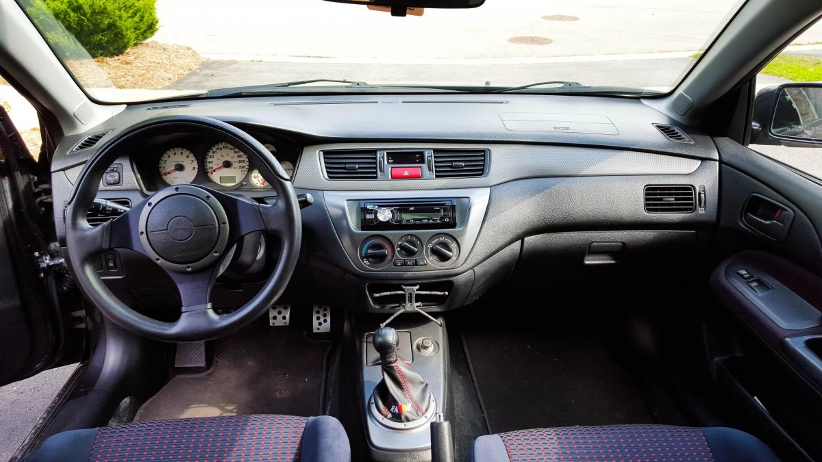 Mitsubishi Lancer Evolution 9 салон