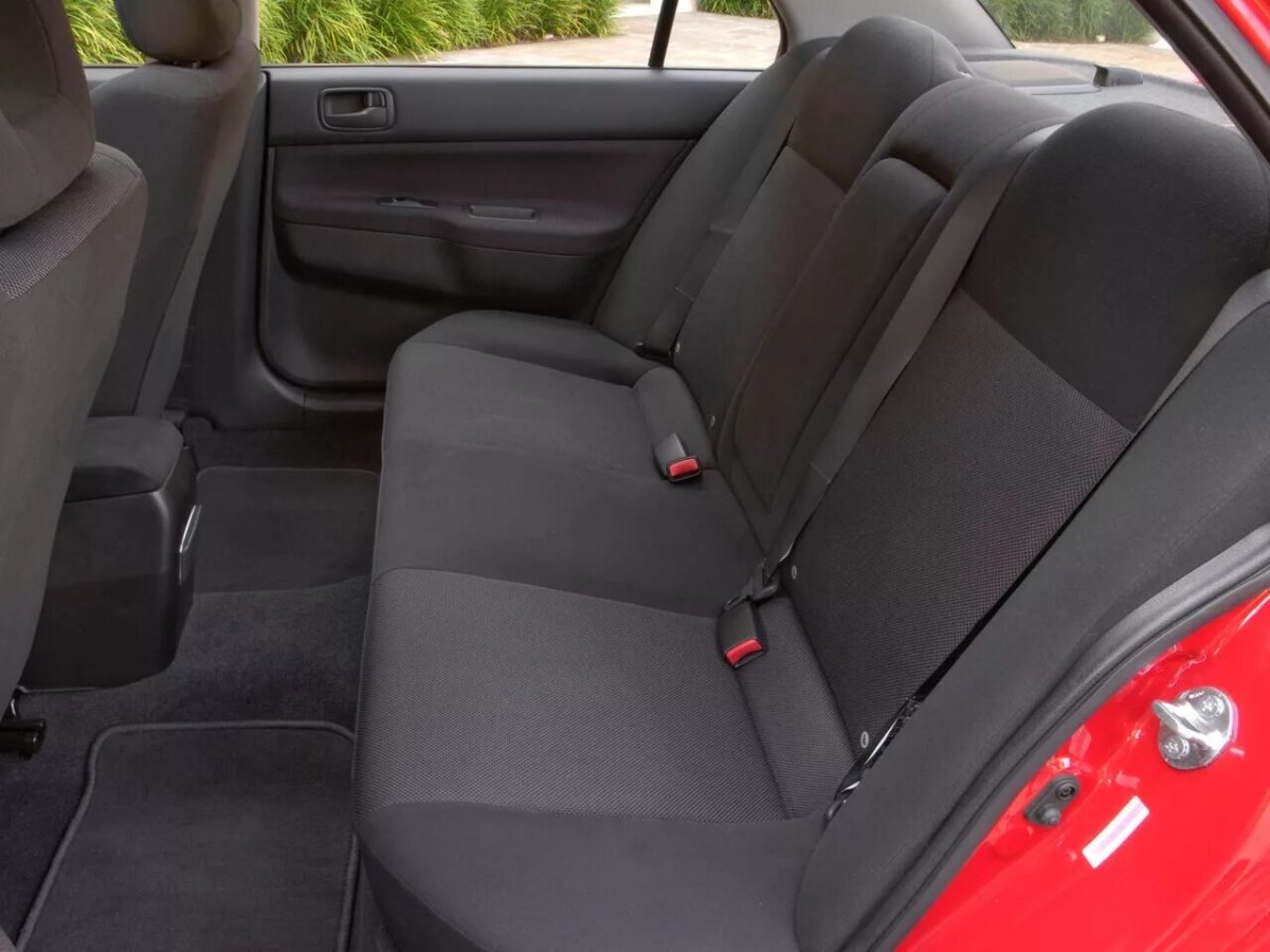 Митсубиси Лансер 9 салон сзади