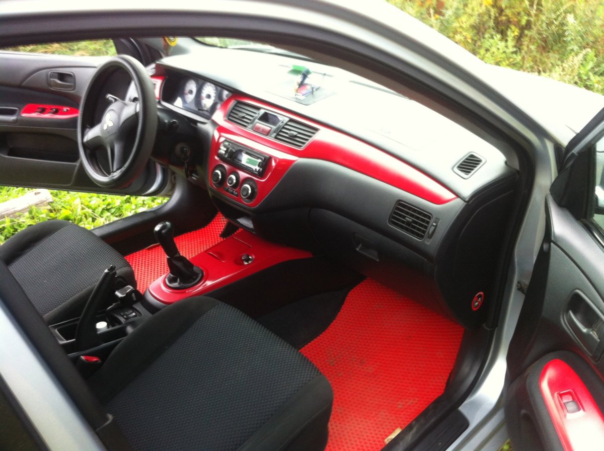 Лансер 9 красный салон