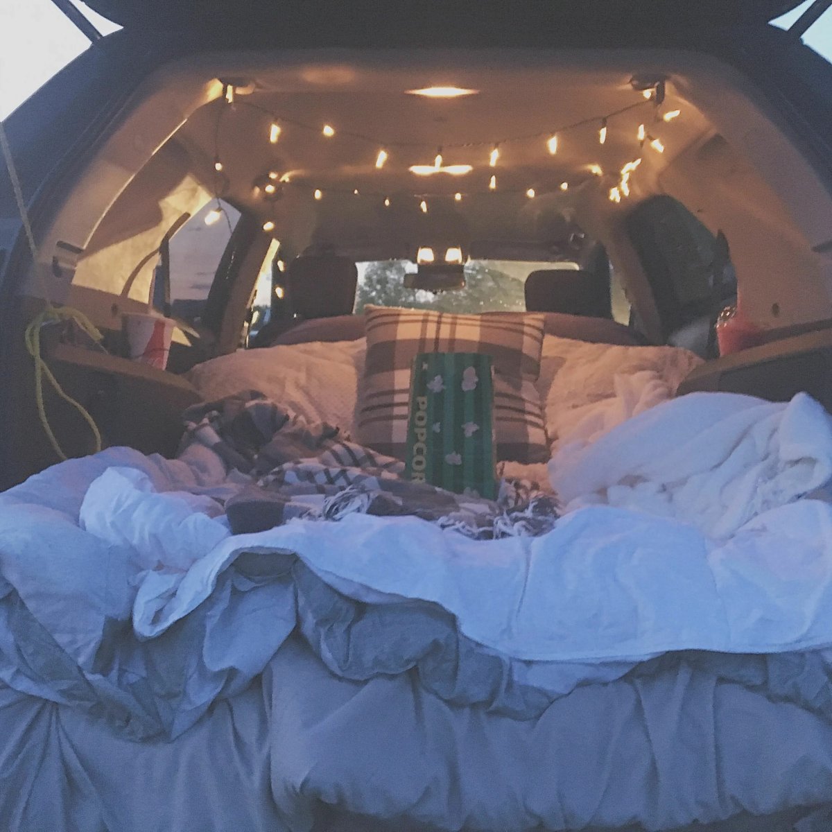 Романтик в багажнике машины