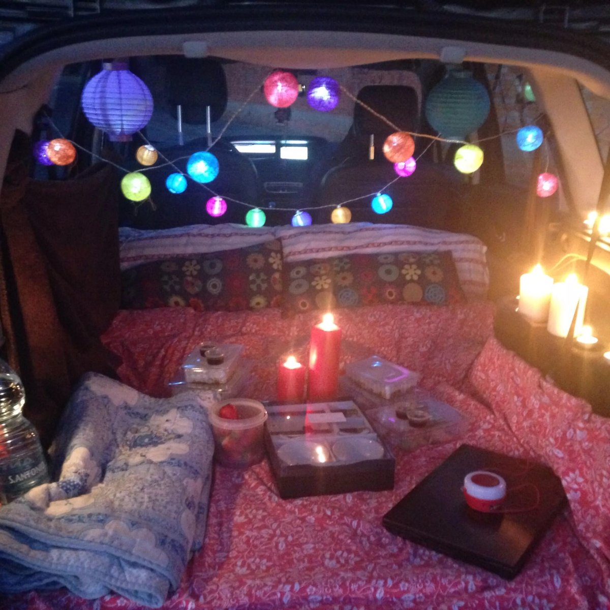 Романтическое свидание в машине