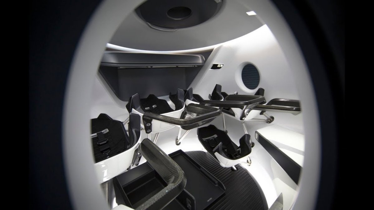 Корабль Crew Dragon внутри