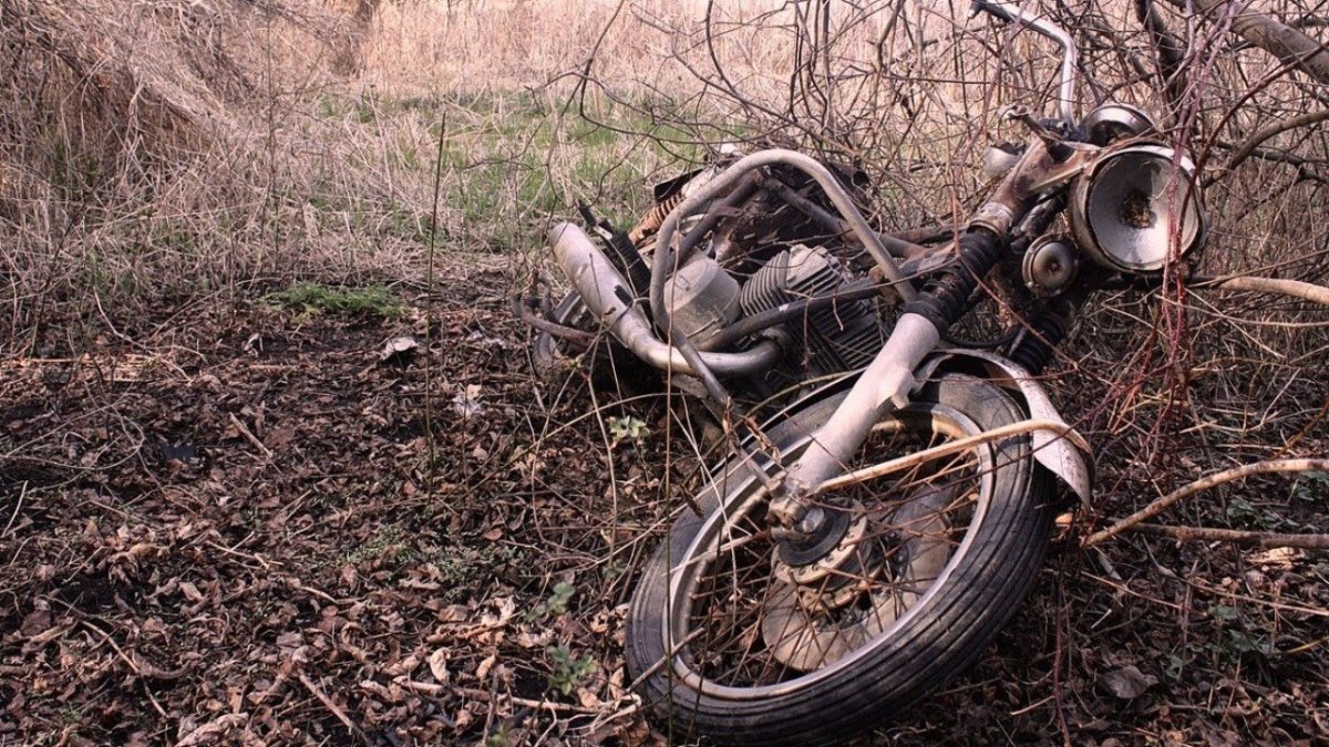 Ржавый мотоцикл ИЖ