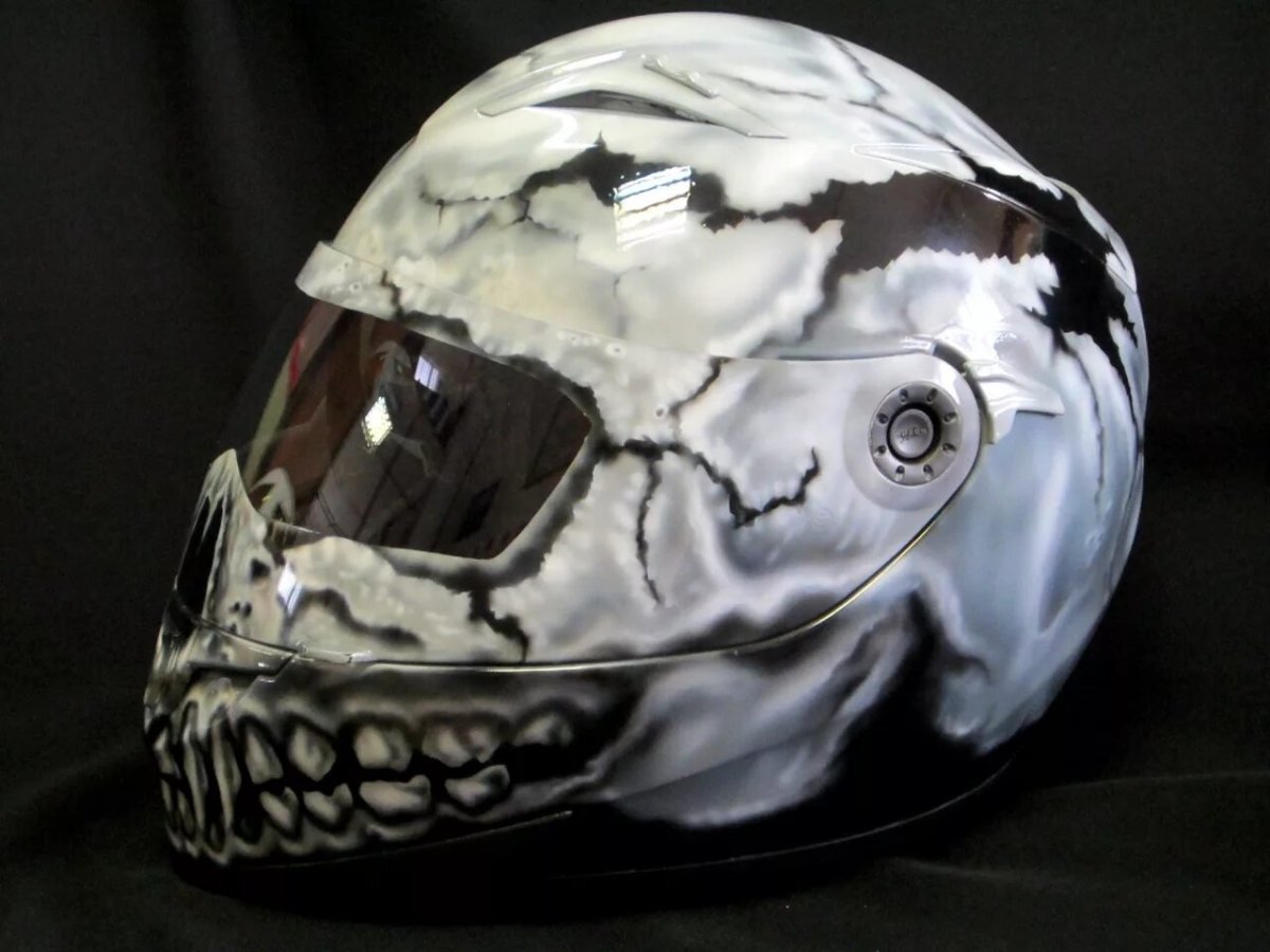 Череп в шлеме