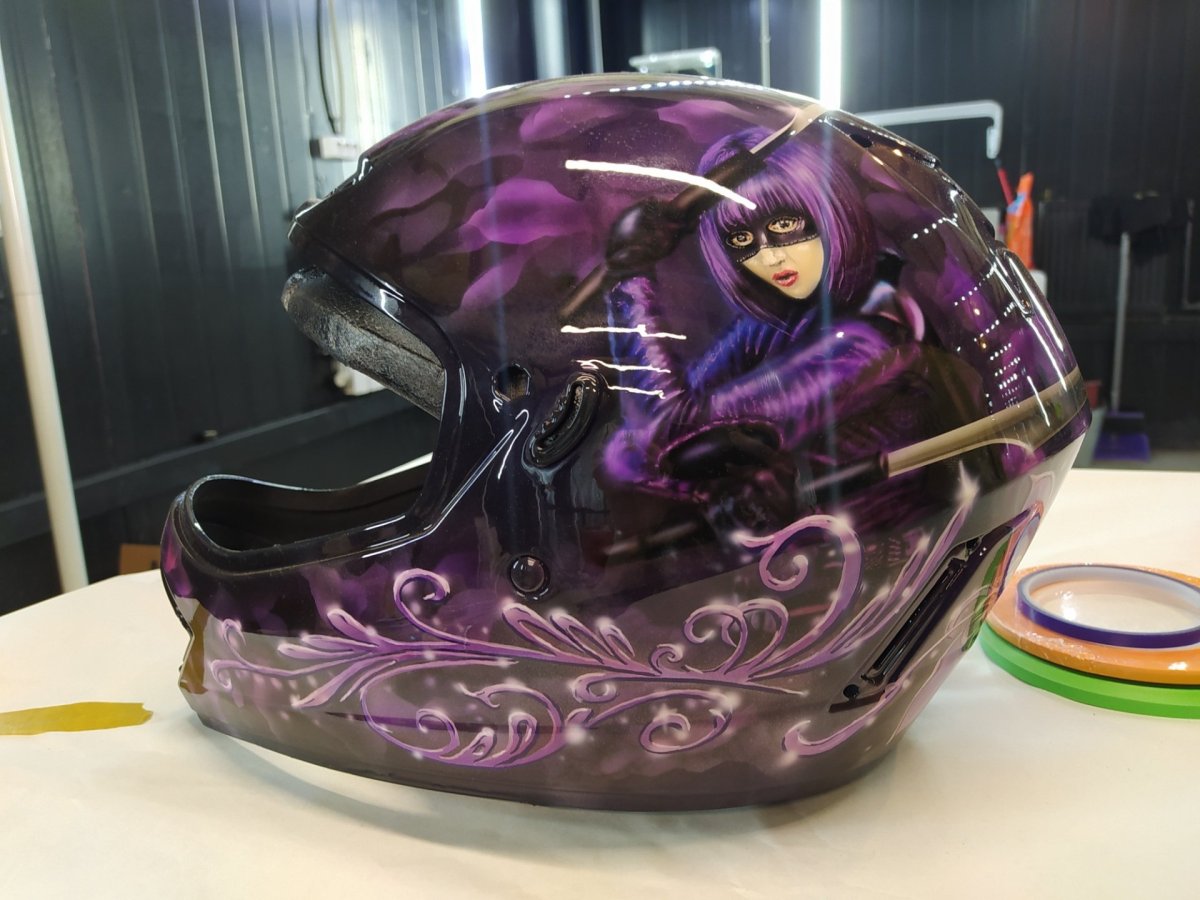 Мотошлем для девушки с аэрографией