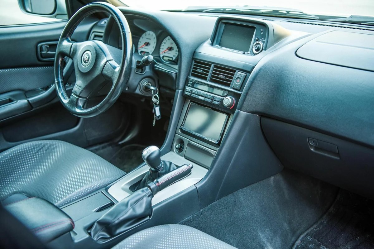 Ниссан Скайлайн салон леворульный