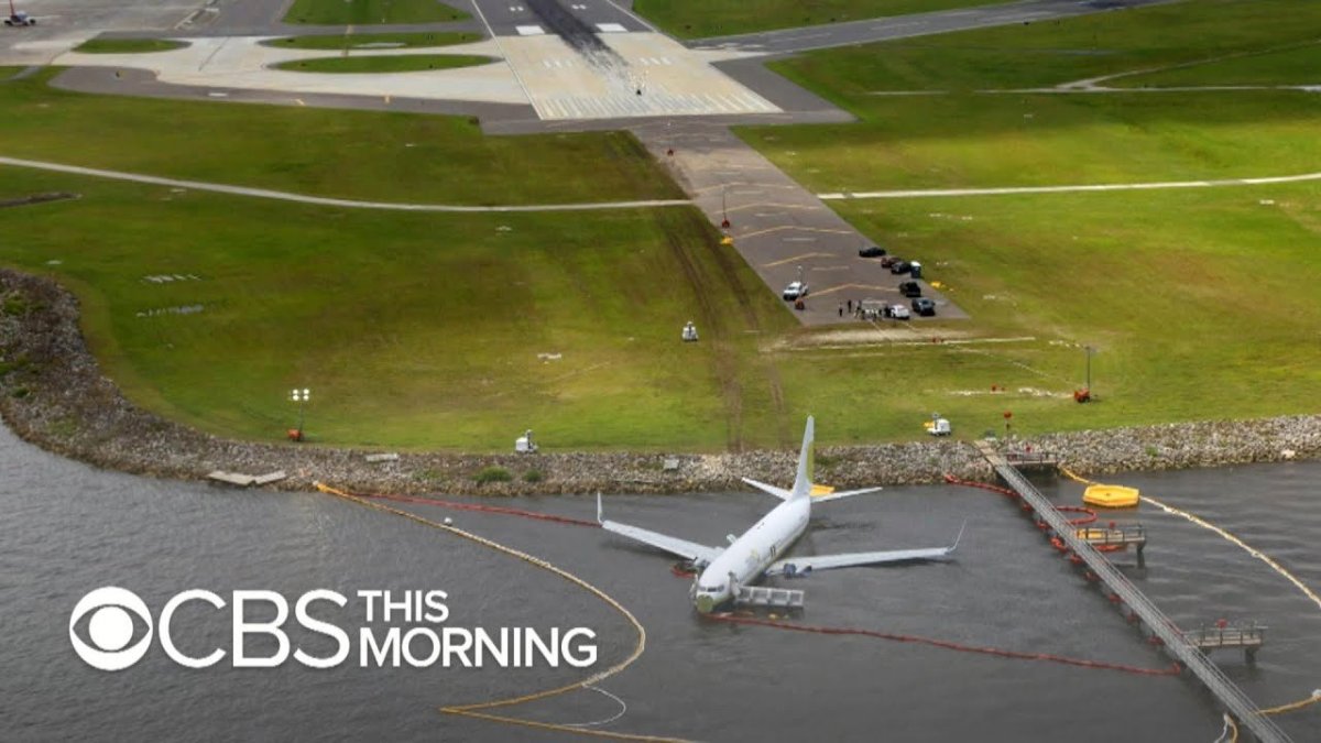 Боинг 737 на взлетной полосе