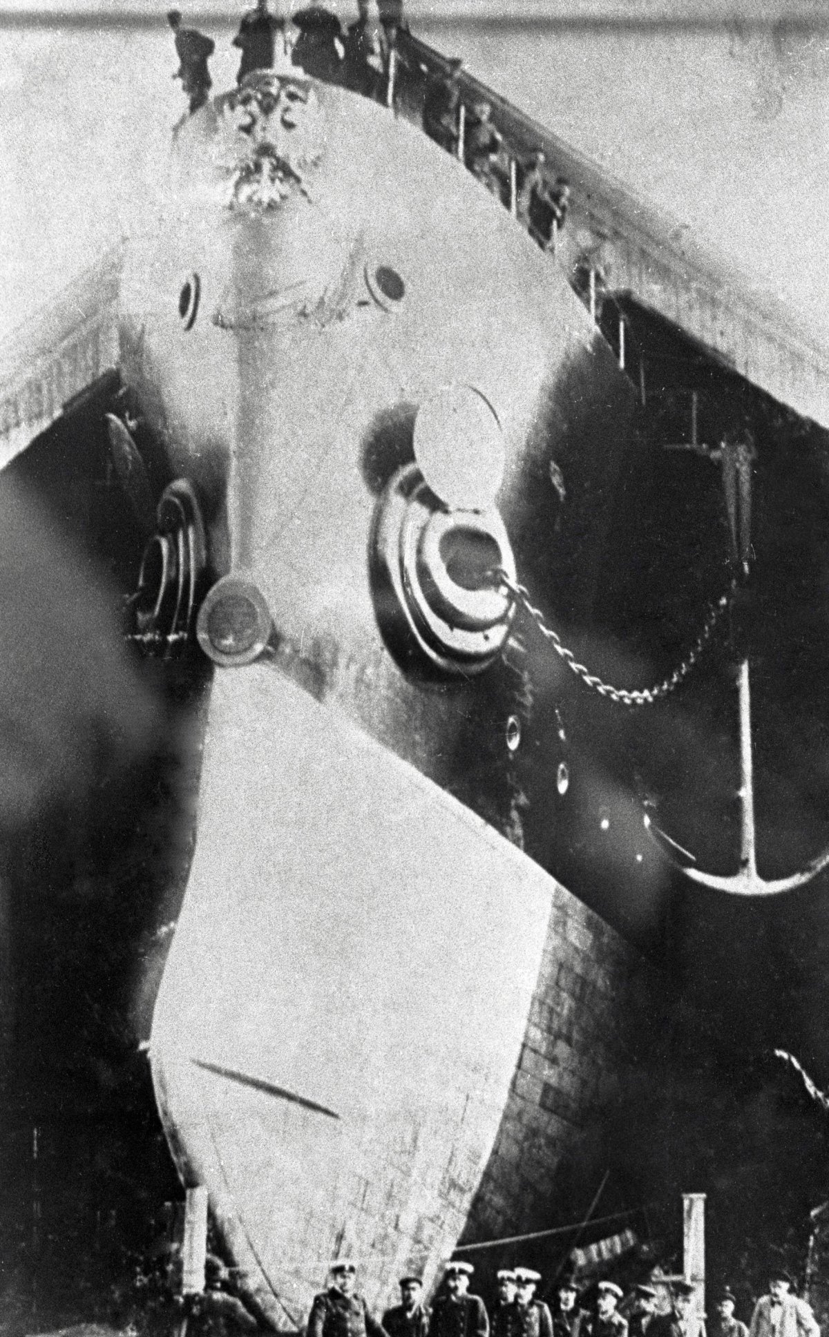 24 Мая 1900 спущен на воду крейсер Аврора