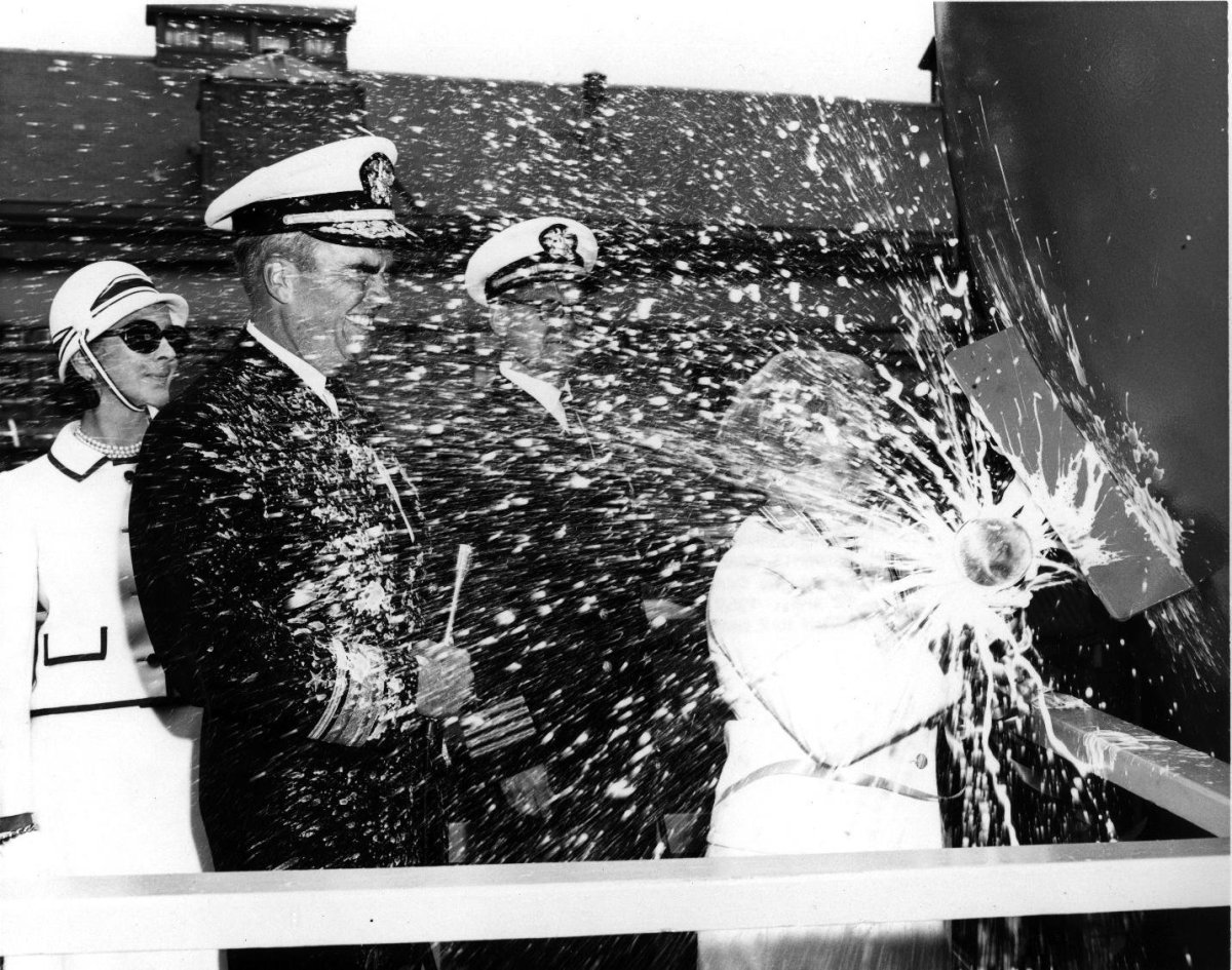 Разбивание шампанского о борт корабля