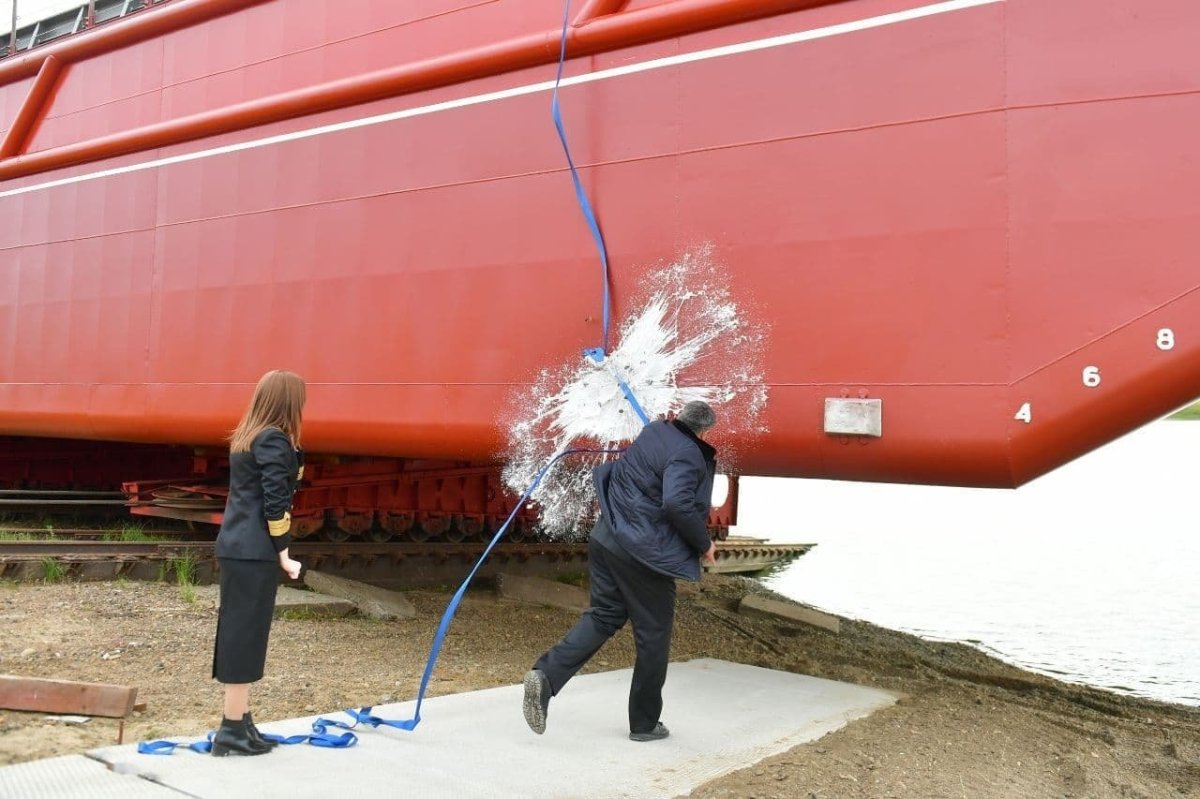 Баржа Салехард