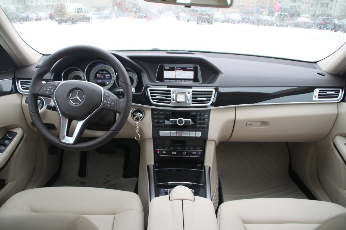 Мерседес е 212 салон