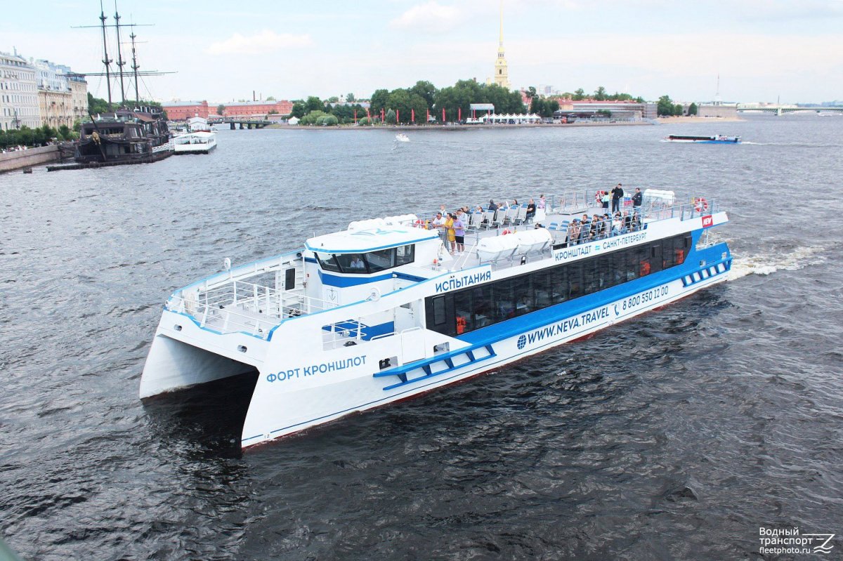 Катамаран Форт Кроншлот