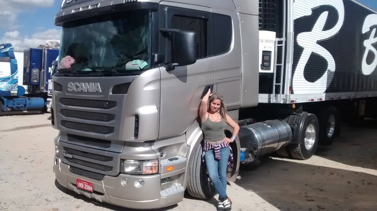 Девушки и грузовик Скания