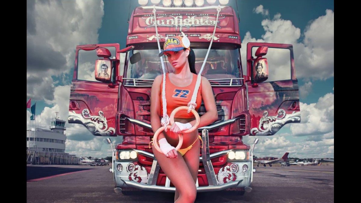 Девушки и грузовые машины