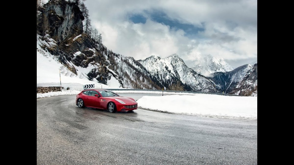 Автомобиль на фоне гор