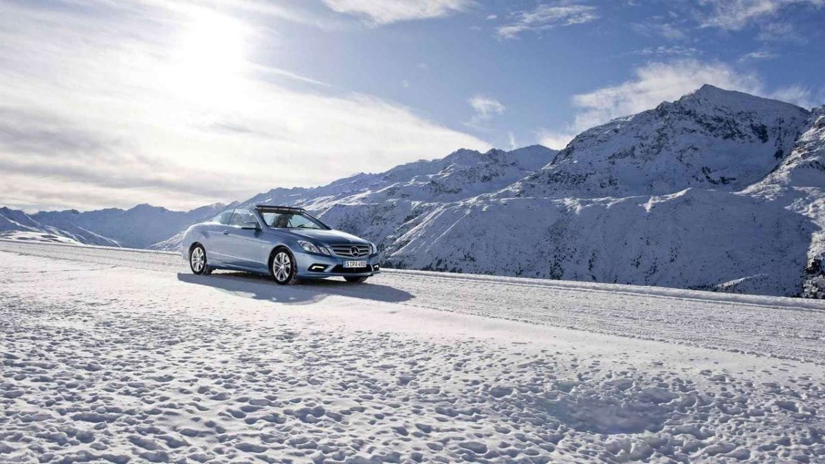 Mercedes Benz Snow