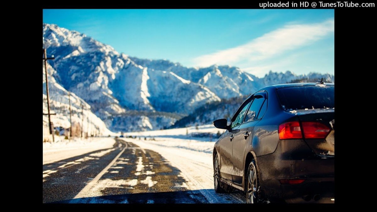 Машина на зимней дороге