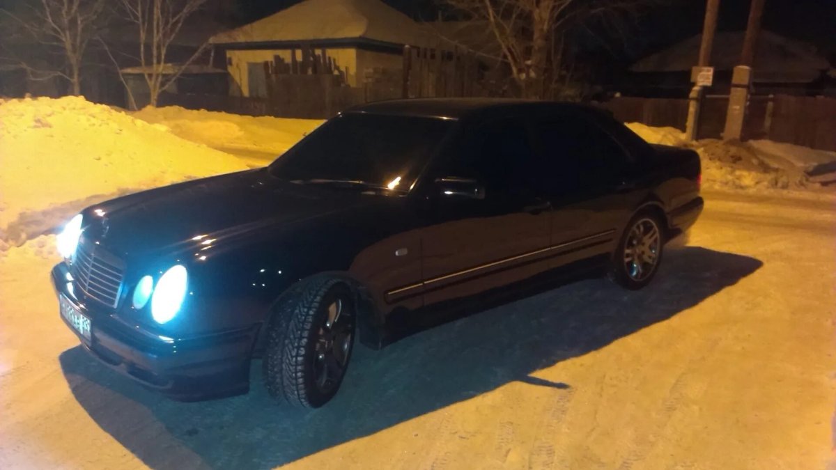 Мерседес 210 черный тонированный