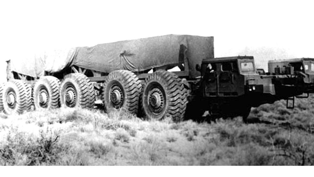 Тягач МАЗ 7904