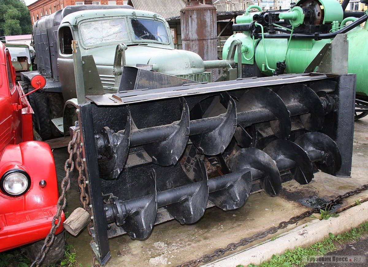 Шнекороторный снегоочиститель д-262