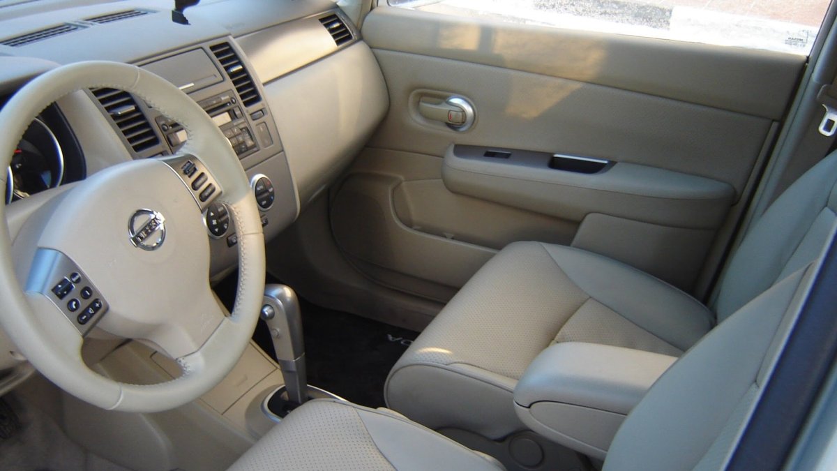 Ниссан Тиида 2008 салон