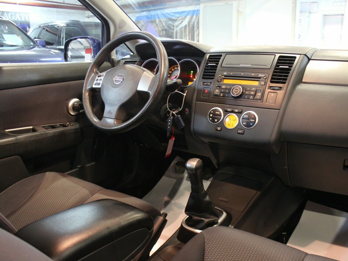 Ниссан Тиида 2010 салон