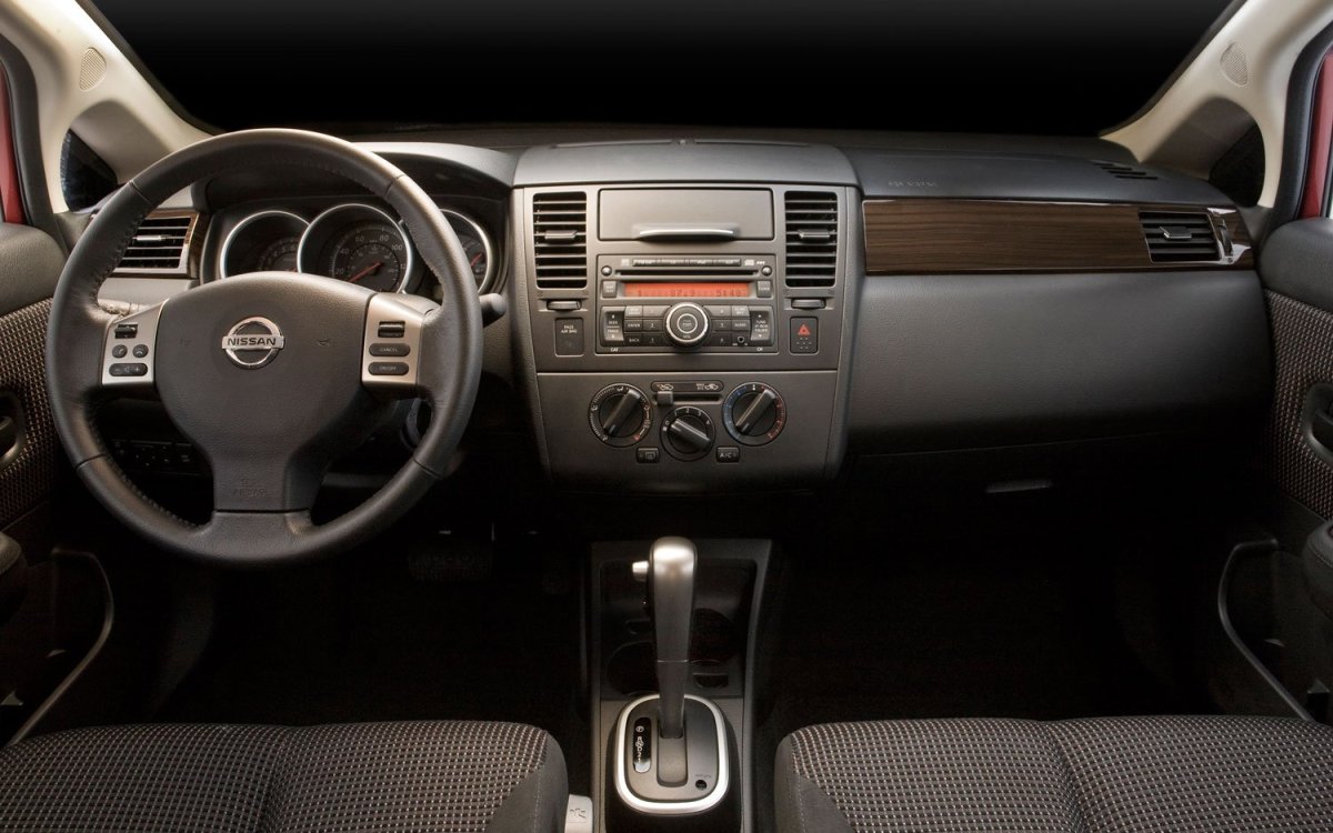 Nissan Tiida седан салон