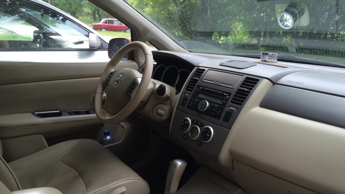 Nissan Tiida 2 салон