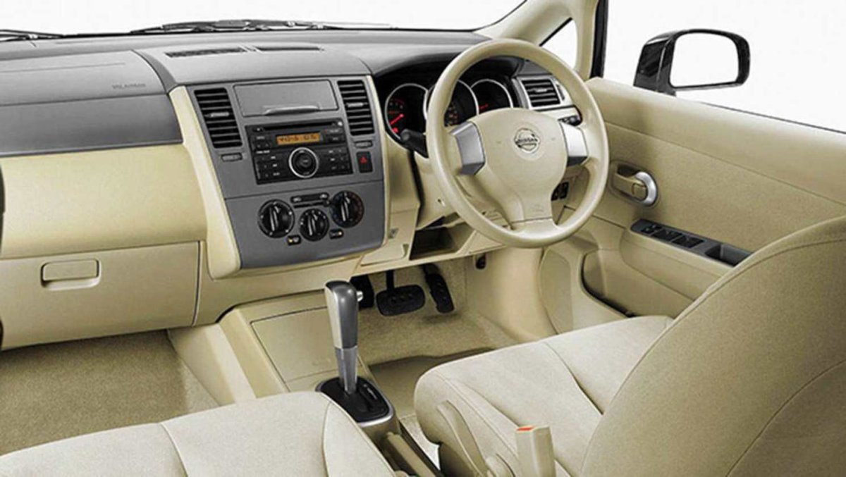 Nissan Tiida 2006 салон