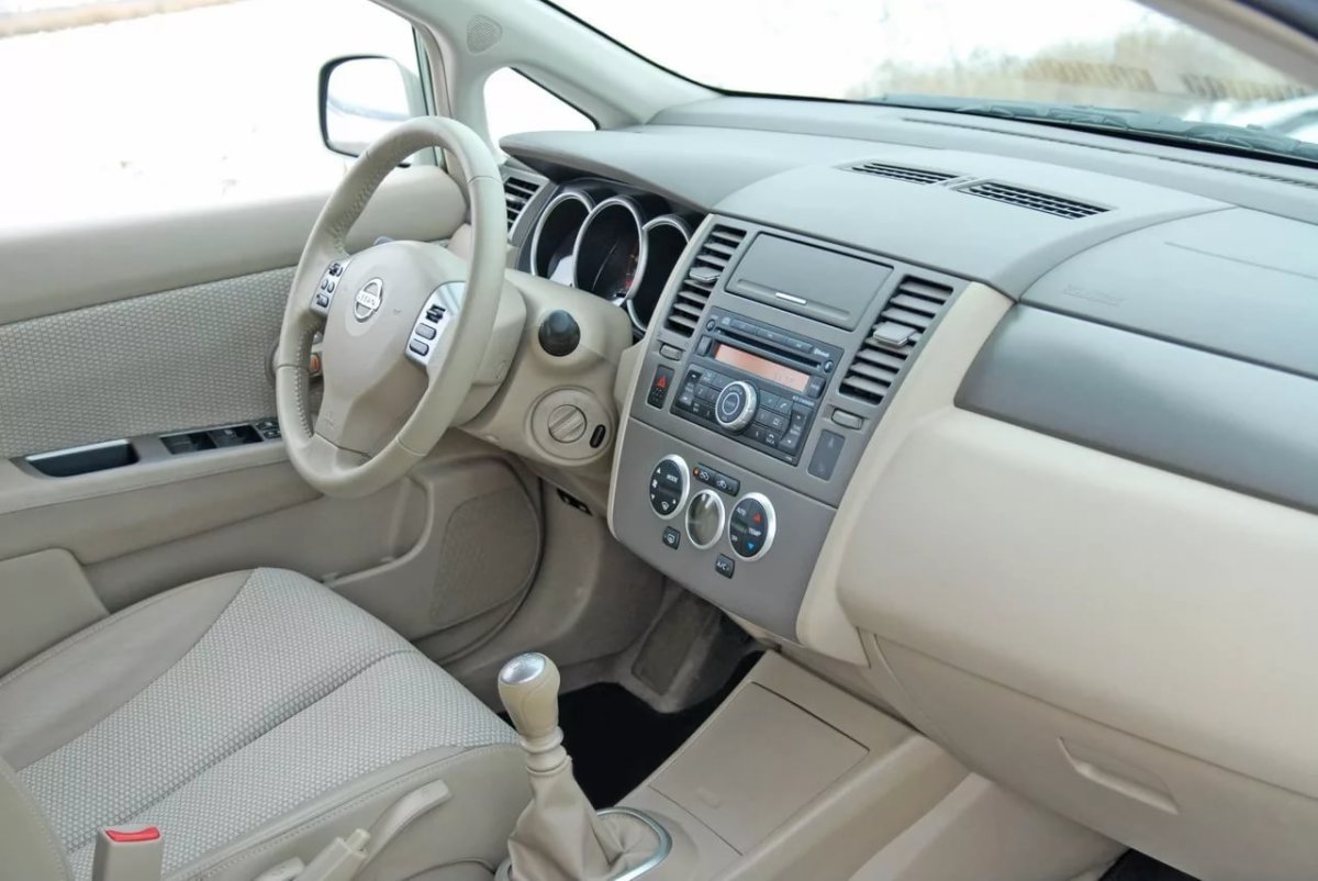 Nissan Tiida 2013 салон