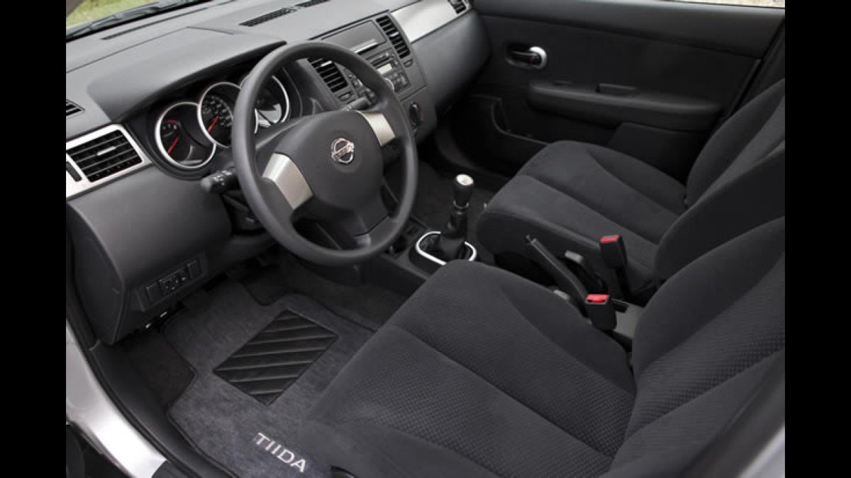 Тиида 2012 салон